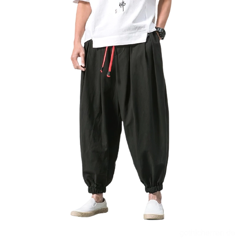 Schwarze Gothic Haremshose für Herren kombiniert mit weißem Grafik-Shirt, casual Darkwear Outfit Styling Ansicht lockere Pluderhose