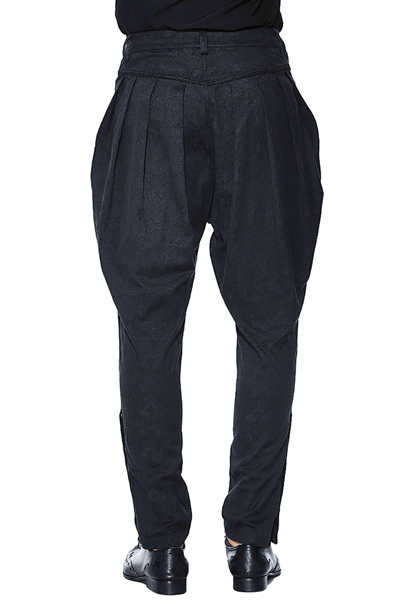 Rückansicht der schwarzen Gothic-Haremshose auf männlichem Model, präsentiert strukturierten hohen Bund, Rückenfalten, Gürtelschlaufen und verjüngte Beinform mit tapered Silhouette