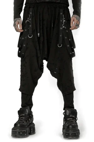 Schwarze Gothic Haremshose Vorderansicht mit Metall-D-Ring-Riemen und distressed perforiertem Strickstoff in vollständiger Frontalperspektive