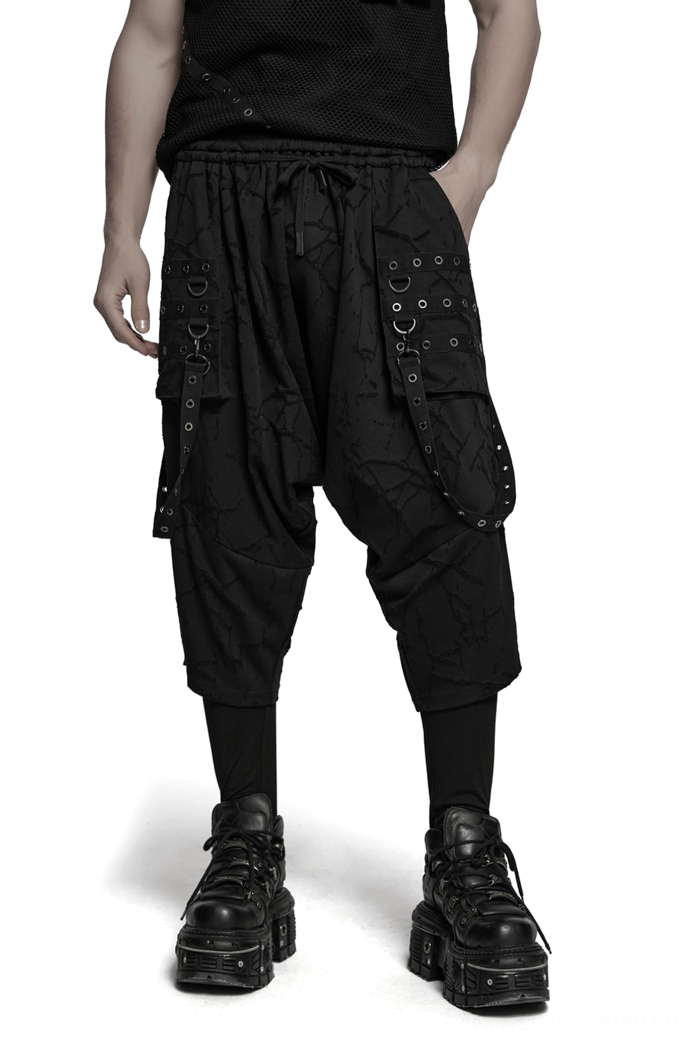 Schwarze Gothic Haremshose mit Ösen-D-Ring-Riemen, Frontansicht am männlichen Modell mit Drop-Crotch-Silhouette und elastischem Bund