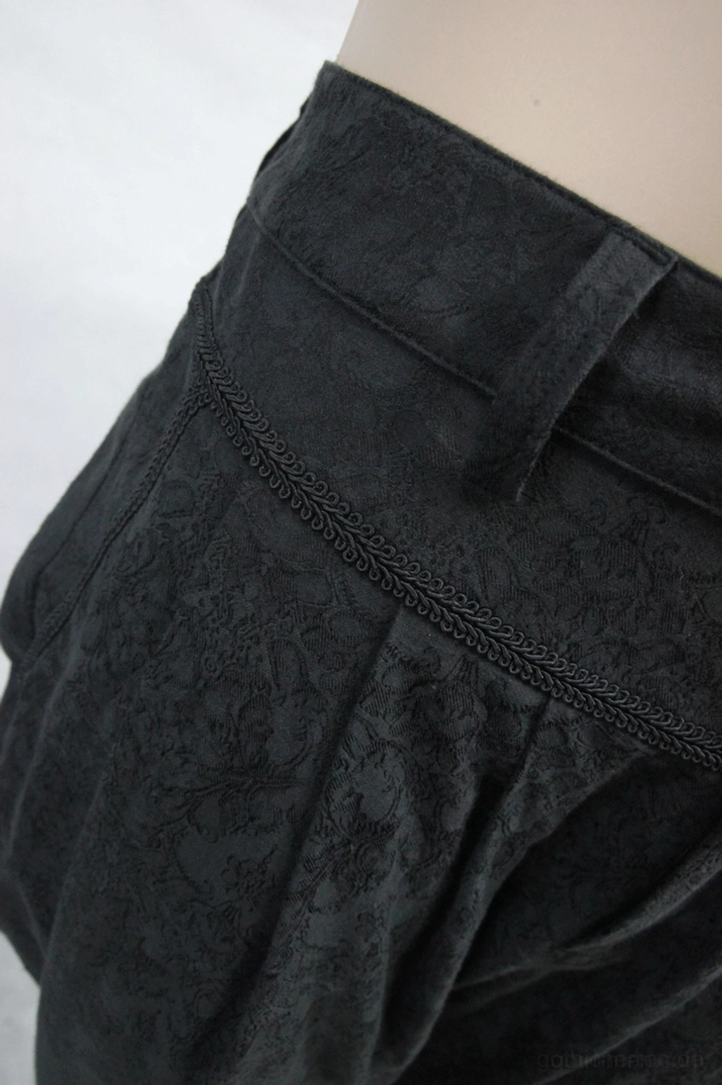 Seitliche Nahaufnahme des Taillenbereichs der schwarzen Gothic-Haremshose, zeigt geflochtenen Trimmakzent, Gürtelschlaufe und mattes Jacquard-Textilmuster