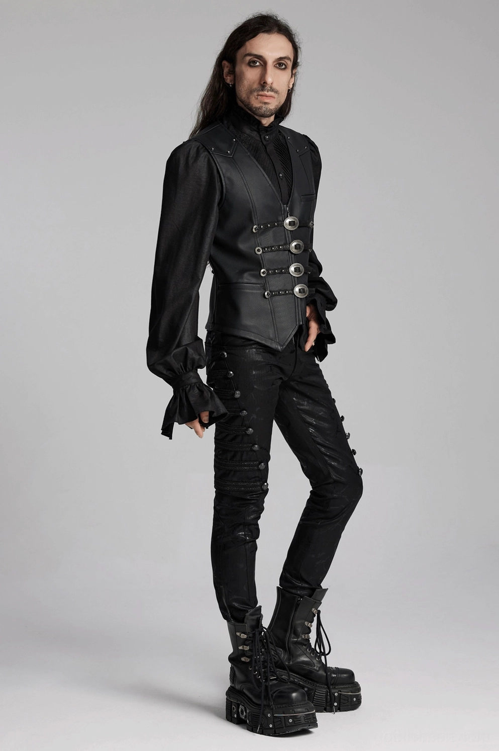 Schwarze Gothic Herren-Anzugweste mit Nieten-Metallverschlüssen - getragen von langharigem Model im Studio