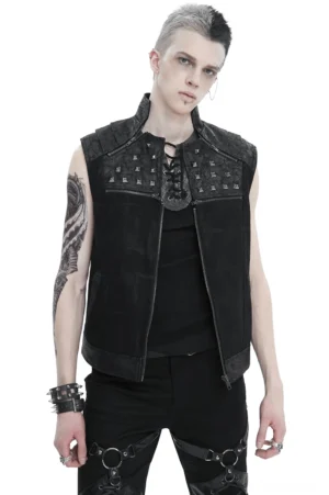 Schwarze gothic studded herren weste vorderansicht auf model mit stehkragen und frontalem reißverschluss herrenpunk weste