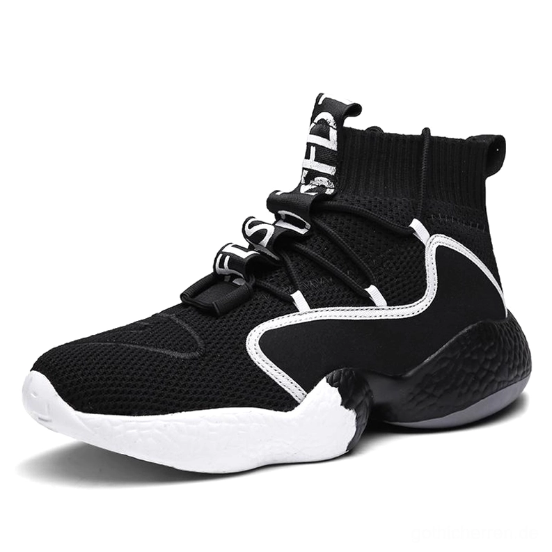 Schwarze Gothic High-Top Schnürschuhe mit weißem Trim und dicken schwarz-weißen segmentierten Außensohlen, linke Seitenansicht Studio-Aufnahme Goth Turnschuhe
