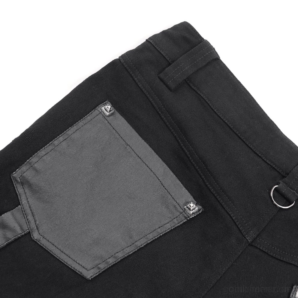 Saum- und Beinöffnung der schwarzen Gothic-Röhrenhose mit ausgefransten Kanten und Verarbeitungsdetails