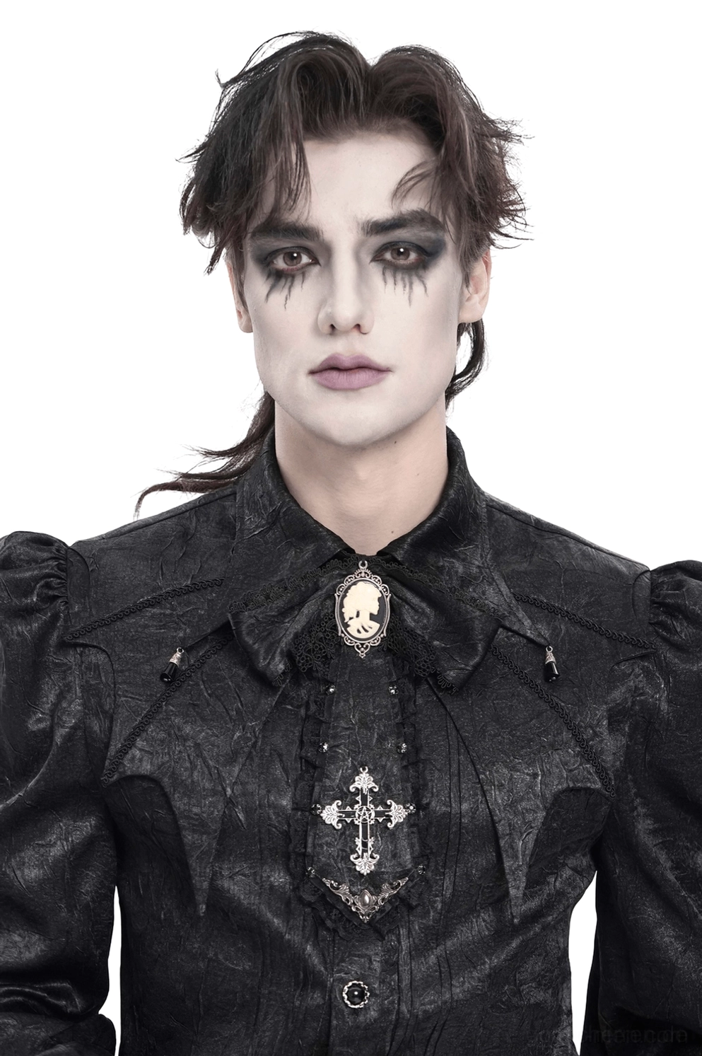 Schwarze gothic jabot krawatte mit kamee kreuzanhänger getragen von männlichem modell mit gotischem make-up, vorderansicht der brust
