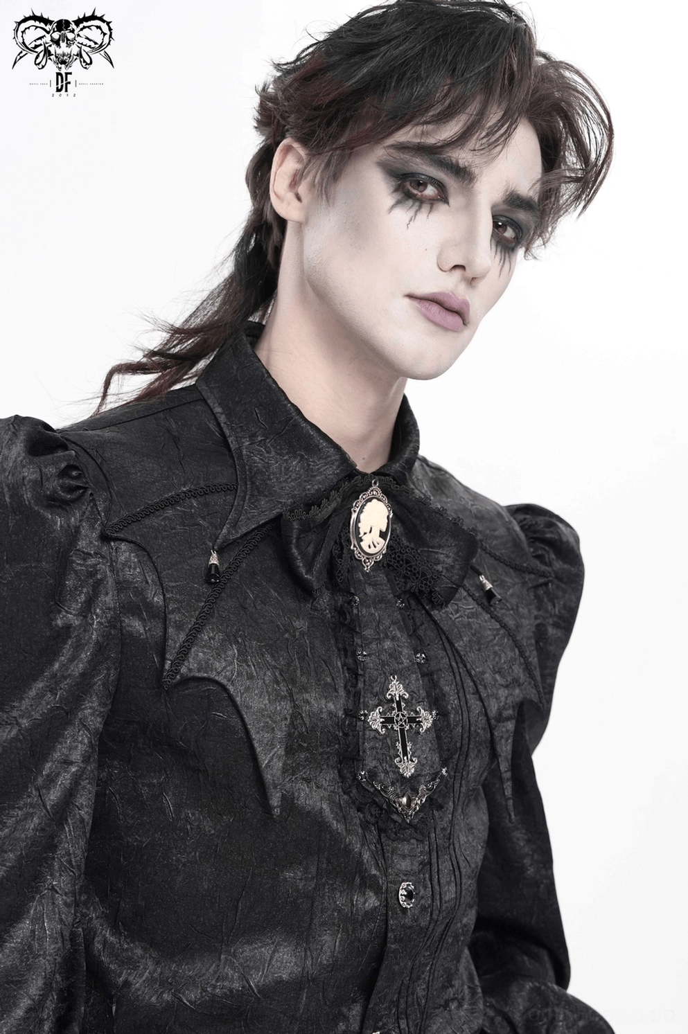Schwarze gothic jabot krawatte getragen von männlichem modell mit dramatischem mehrschichtigem bogen und viktorianischem stil spitzenschleife