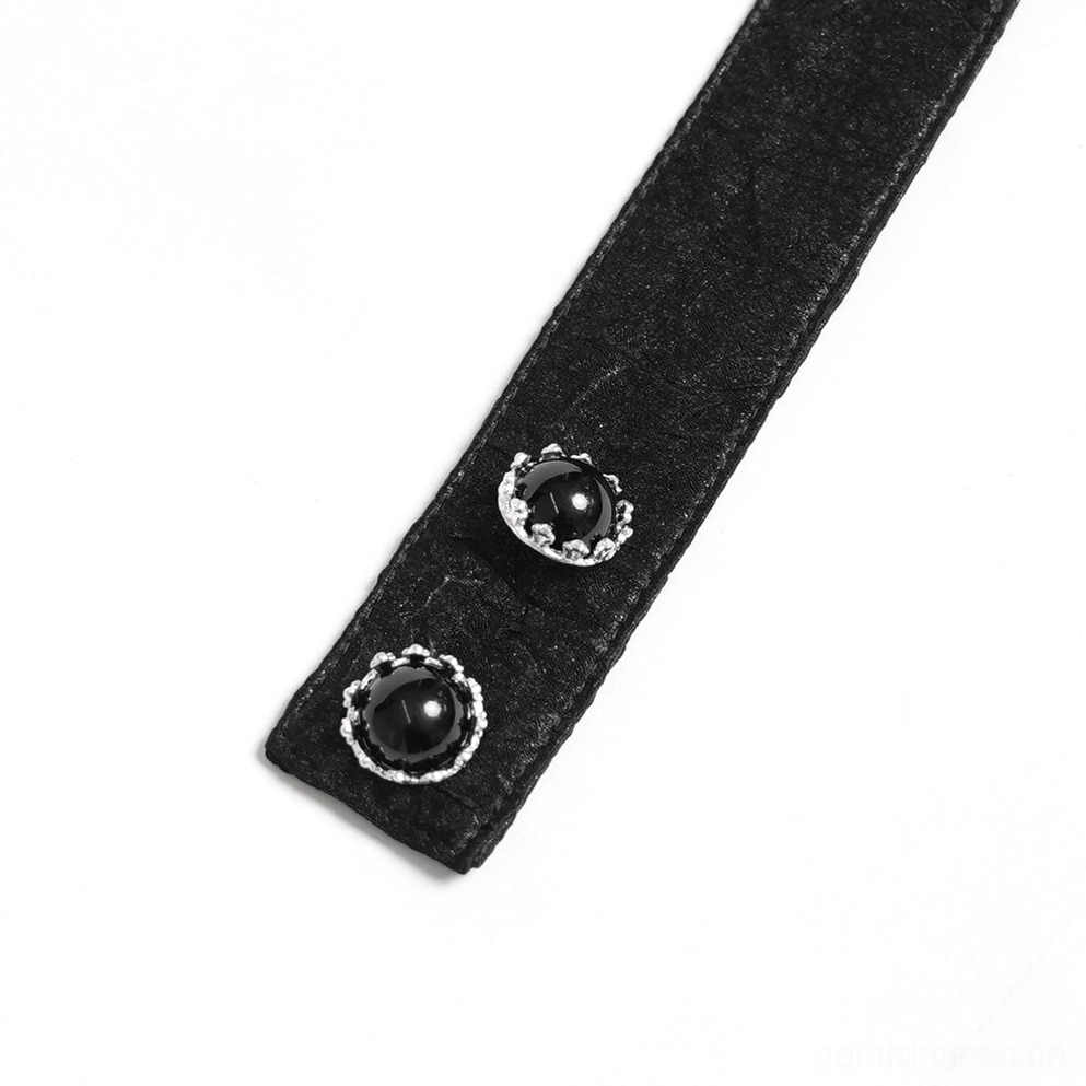 Schwarze gothic jabot krawatte halsstück mit verstellbarem schnallensystem und konstruktionsqualitätsdetails auf manequin