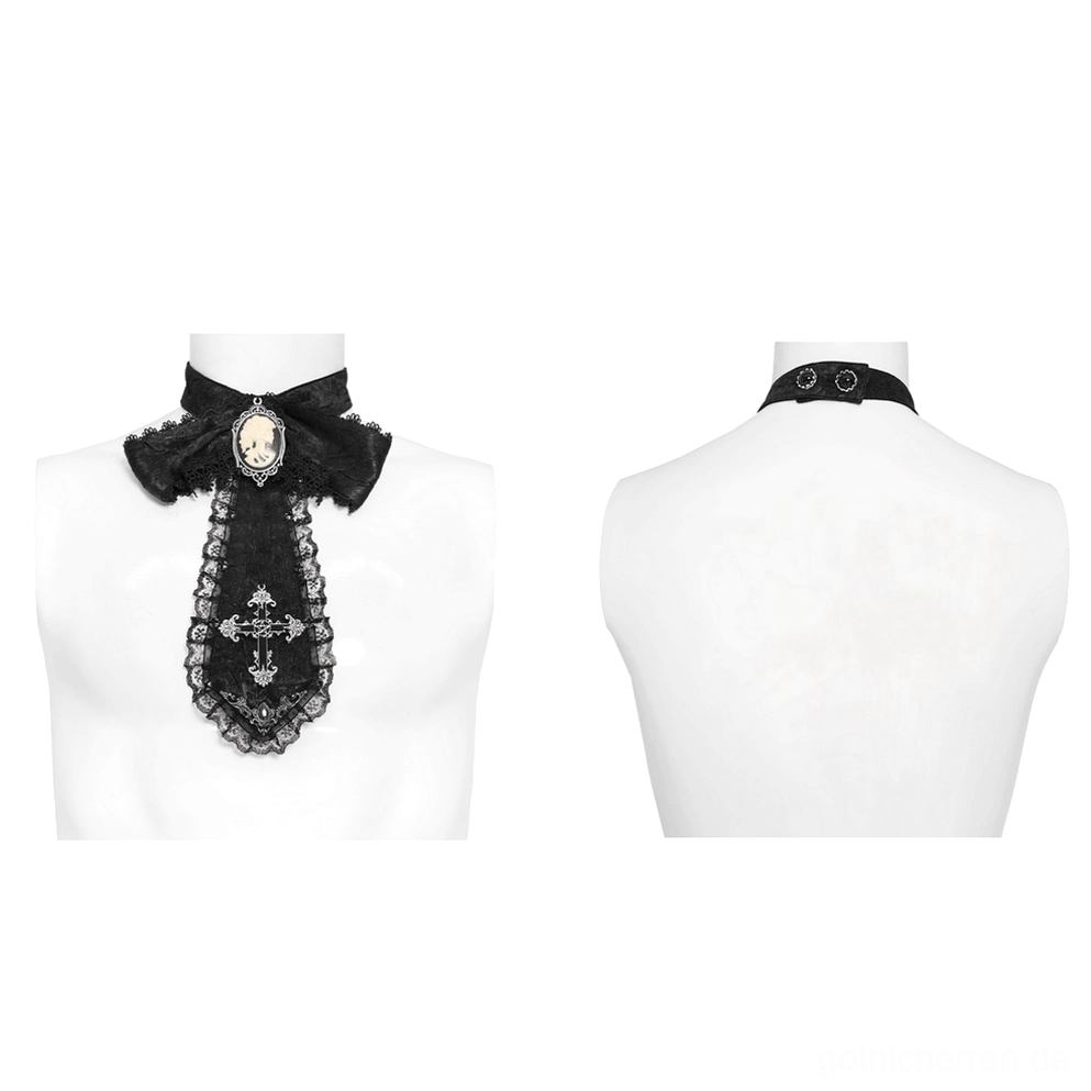 Schwarze gothic jabot krawatte auf doppelmanequinen mit vorder- und rückansicht mit spitzeneinfassung, kamee-brosche und kreuzamulett