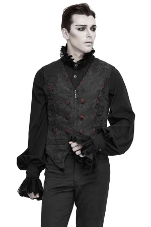 Schwarze Gothic Jacquard Anzugweste mit roter Schnürung am Rücken und karminrotem Saum, getragen von männlichem Goth-Model in Front-Dreiviertelsicht, viktorianisches Styling