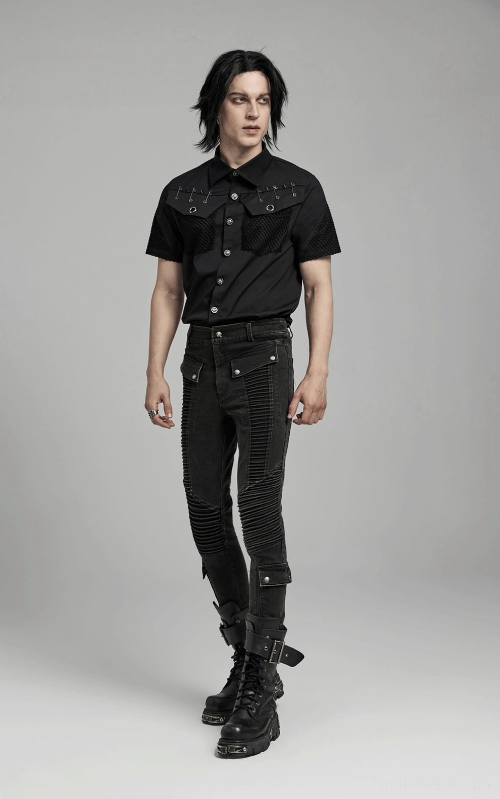 Schwarze gothic denim skinny jeans gerippte kniepanelnahaufnahme - architektonische textildesign geripptekonstruktion und hochwertige stickdetails für gotische mode