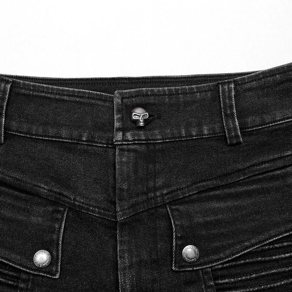 Gothic skinny jeans metallhardware detailaufnahme nahaufnahme - totenkopf-metallbutton druckknöpfe auf schwarzem gewaschenem denim verschlussystem