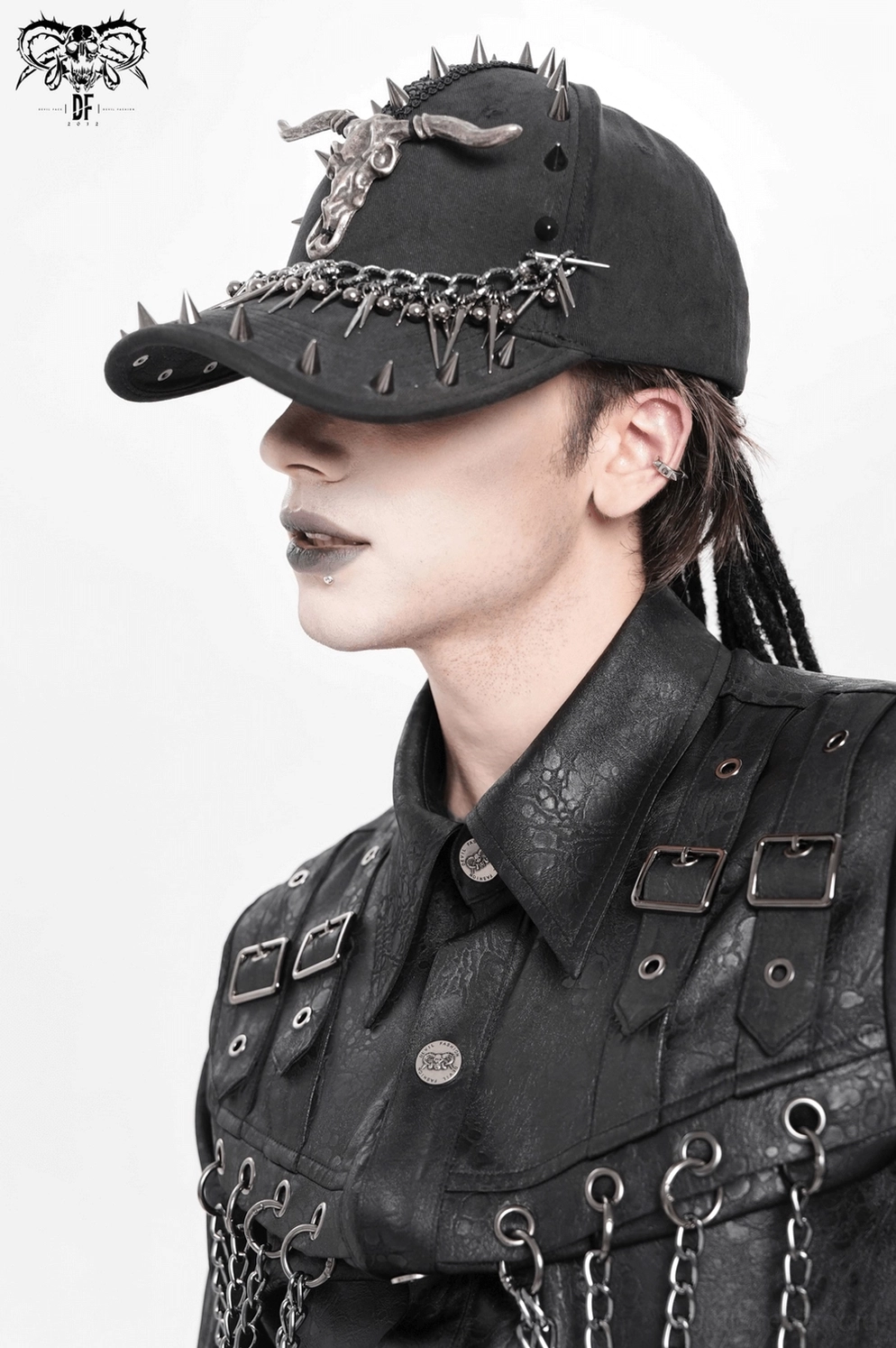 Schwarze Gothic Baseball Kappe mit Industrial Spike und Kettendesign – Lifestyle-Ansicht zeigt Wirkung aller Dekorelemente
