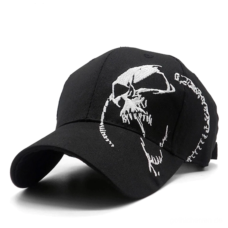 Schwarze Gothic Kappe mit seitlicher weißer Totenkopf-Stickerei, seitliche Positionierung für subtiles Gothic Statement, Alternative Stil Kopfbedeckung Detail-Ansicht