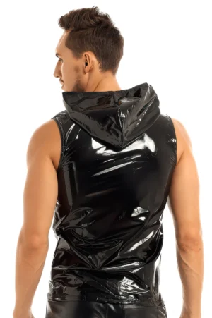 Schwarze Kunstleder-Hooded-Weste Rückansicht, taillierter Schnitt, ärmelloses Design, Gothic-Kapuzendetail, glänzende Oberfläche