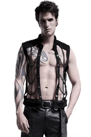 Schwarze Gothic Kettenwest mit Hohlgitter-Design Vorderansicht auf tätowiertem männlichem Model, industrielles Kettengrittermuster, Stehkragen ärmellos