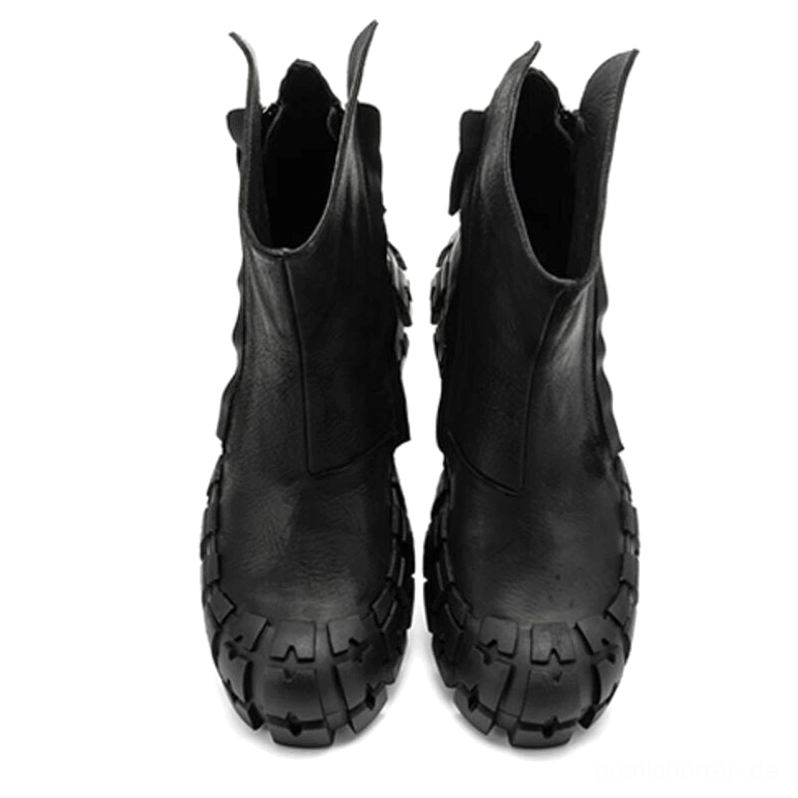 Direkte Frontansicht der schwarzen Gothic-Knöchel-Stiefel mit glatter Lederoberseite, schützenden Zehenkappen und ausgerichteten klobigen Sohlen