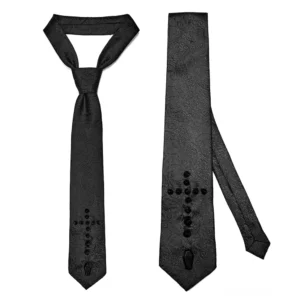 Gothic Jacquard Krawatte Flachaufnahme Doppelansicht zeigt Vorder- und Rückseite der schwarzen Krawatte mit Kreuznieten-Verzierung und sargförmigem Anhänger-Charm