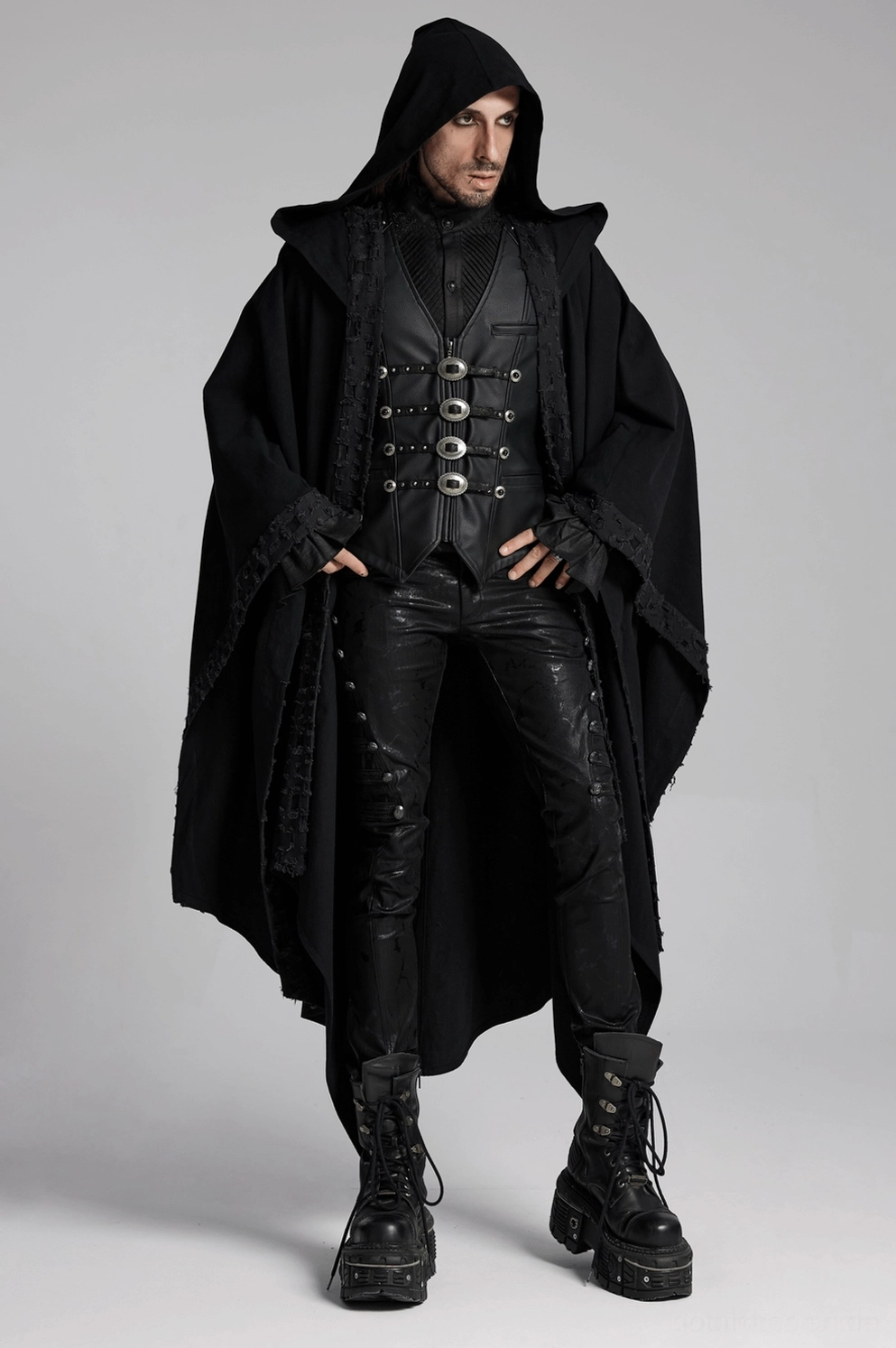 Gesamtansicht der schwarzen Gothic Kunstleder-Anzugweste mit tailierter Silhouette und kantigen Designlinien