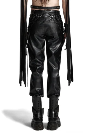 Rückansicht schwarzer Kunstleder-Gothic-Lederhose mit Ösen-Details und Metallhardware-Verschlüssen