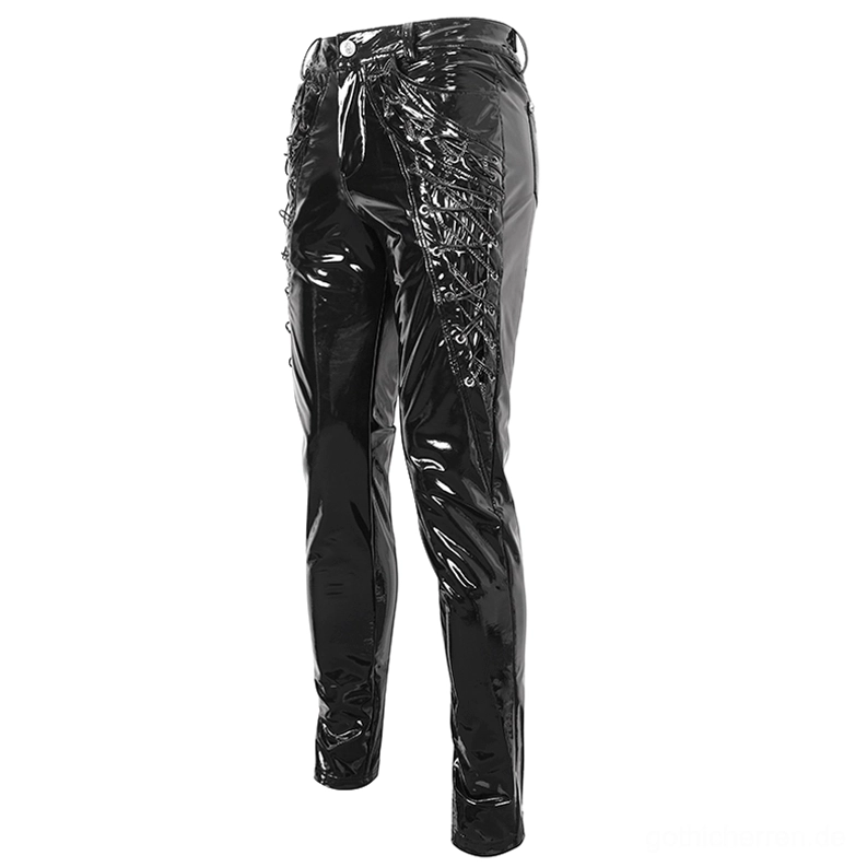 Vordere Seitenansicht schwarzer Gothic-Kunstleder-Lederhose mit prominenter seitlicher Kettenschnürung-Design, Metalleyeletten und hochglänzendem schwarzem Kunstleder-Finish, tailierte Silhouette mit Industrial-Ästhetik