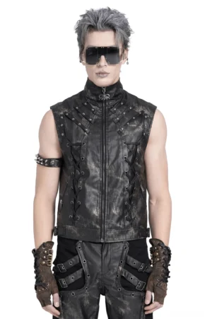 Schwarze zerrissene Gothic-Kunstleder-Weste mit Frontreißverschluss und Schnürseiten auf männlichem Modell, Frontansicht Studio-Aufnahme, zeigt Totenkopf-Ziehher und strukturierte Silhouette