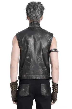 Schwarze Gothic-Kunstleder-Weste mit verstellbarem Saumgurt und zerrissener Textur von hinten fotografiert auf männlichem Modell, Rückenansicht zeigt Konstruktionsqualität