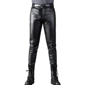 Schwarze Gothic Kunstlederhose für Herren mit Reißverschluss-Details, Skinny-Fit, Frontansicht auf männlichem Model mit Combat Boots und schwarzem Ledergürtel