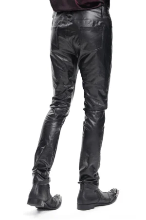 Rückansicht schwarzer Slim-Fit Kunstleder-Trousers mit Rückentasche-Design und eleganter schlanker Passform
