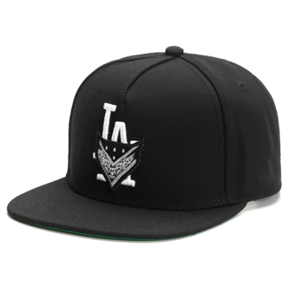 Schwarze Gothic LA Snapback Cap mit weißer Paisley-Bestickung und grüner Innenfütterung – Frontalansicht der alternativen Baseball Kappe mit strukturiertem Flat-Brim Schirm