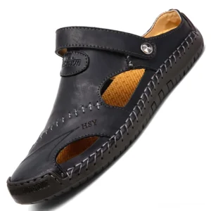 Schwarze gotische Leder-Sandalen für Herren mit geschlossener Zehenkappe und handgenähten Details, Seitenansicht – Premium Gothic Moccasins mit Buckle-Verschluss