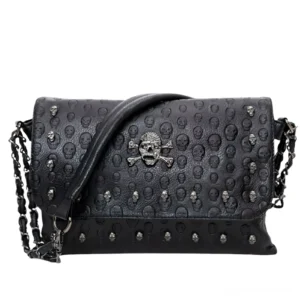 Schwarze Gothic Leder Schultertasche Vorderseite mit eingeprägtem Totenkopfmuster und Metallnieten, Flachaufnahme Studioansicht