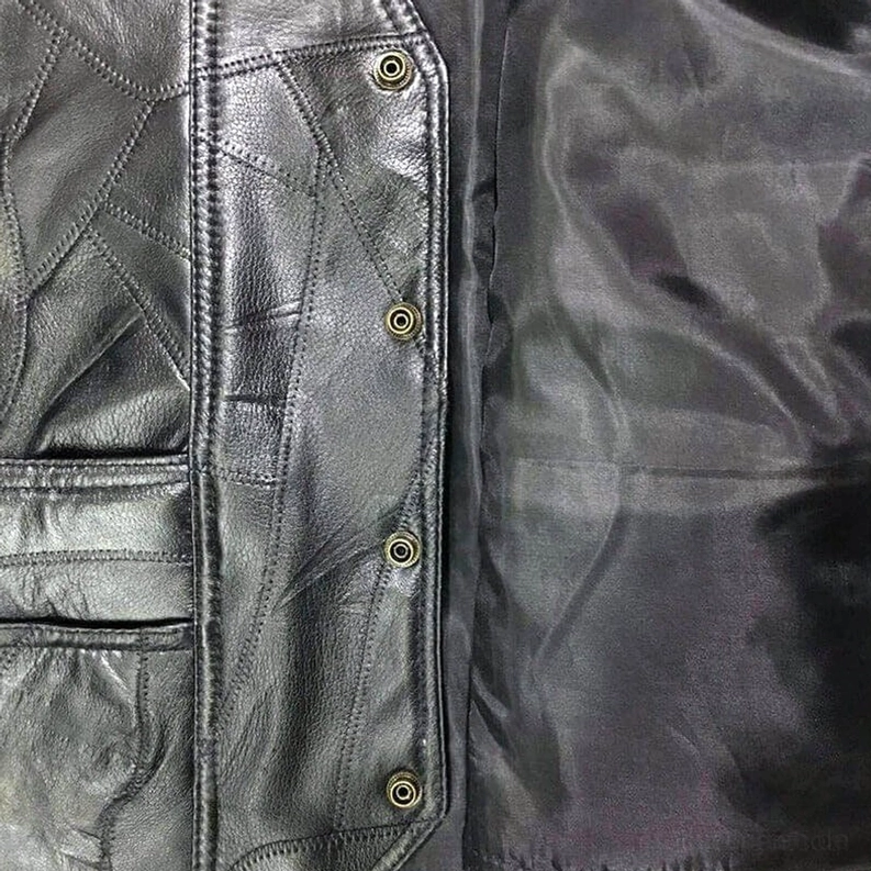 Doppelte Fronttasche und verstellbares seitliches Schnürsystem auf schwarzer Gothic-Leder Herren Waistcoat