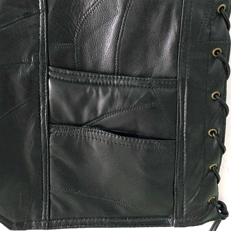 Schwarzes seitliches Schnürsystem mit Metallösen auf Gothic-Leder Biker Weste Herrenmode Schnürdetail