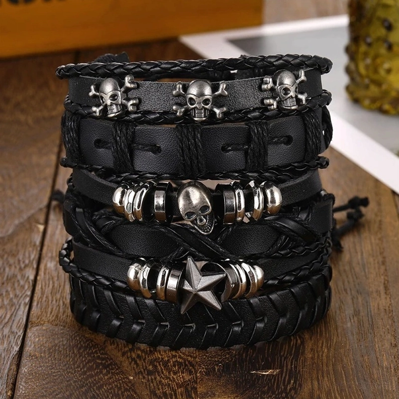 Schwarzes gothic lederarmband set mit geflochtenes design und versilberter stern anhänger nahaufnahme