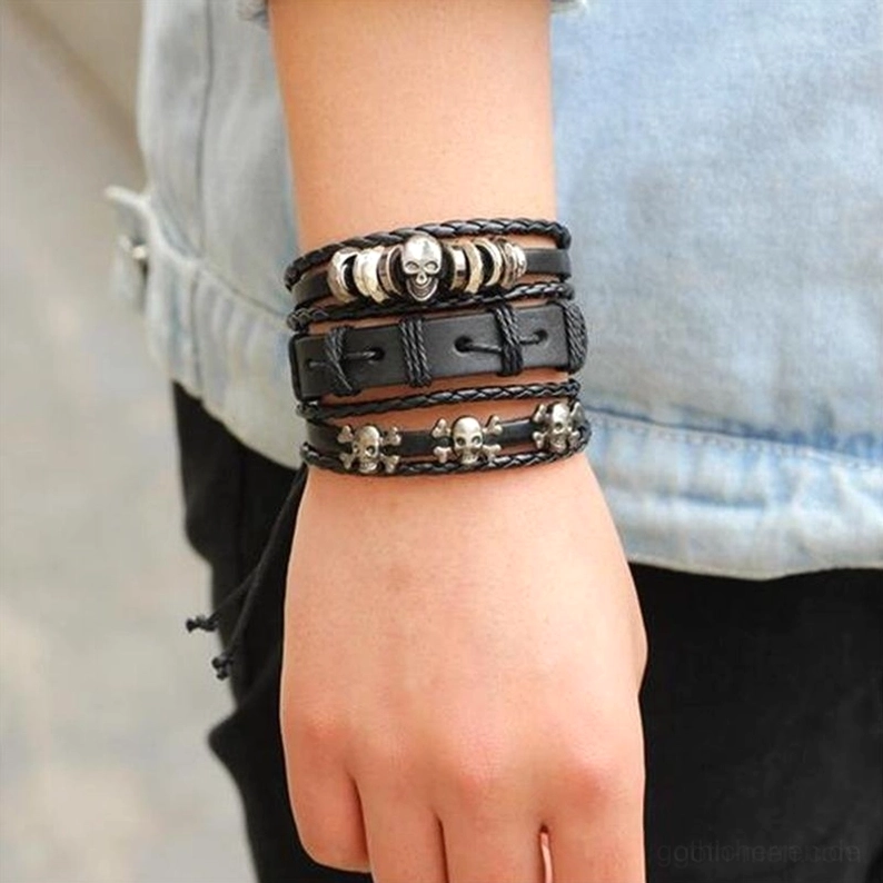 Getragenes schwarzes gothic lederarmband mit totenkopf anhänger am handgelenk casual look