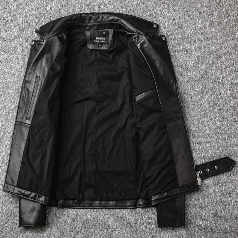 Schwarze Gothic Lederbikerjacke vollständige Innenansicht schwarzes Futter exponierte Reißverschlüsse Innentaschendetail