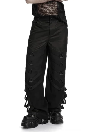 Schwarze Gothic-Lederhose mit Dreieck-Schnallen im vorderen Dreiviertel-Ansicht auf männlichem Modell mit Netzoberteil und schwarzem Hintergrund