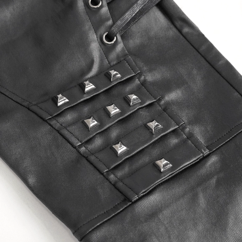 Nahaufnahme Pyramiden-Metallnieten schwarzer Lederkniepanel Gothic Hose Herrenhose Stud-Arrangement Grid-Muster