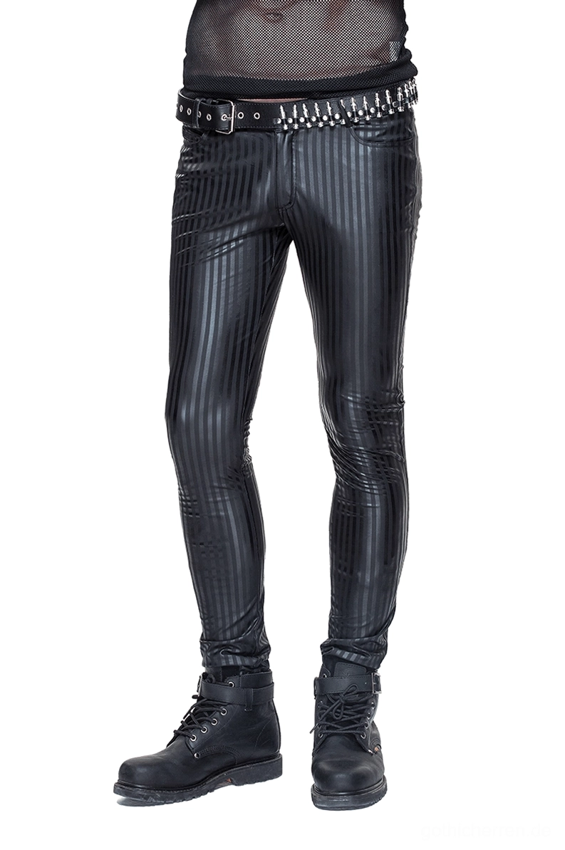 Schwarze Gothic Lederhose mit Vertikalstreifen Slim Fit Herren Frontansicht stylt mit Nietenband und Combat Boots Alternative Fashion