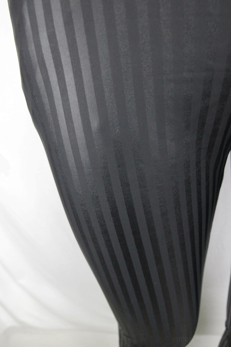 Stoff Nahaufnahme schwarze glänzende Vertikalstreifen Kunstleder Textur Gothic Lederhose Herren Material