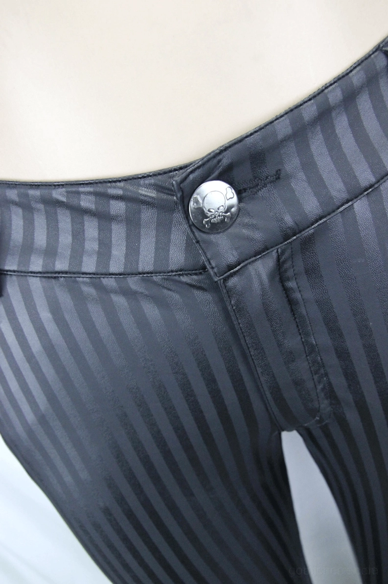 Nahaufnahme Totenkopf Knopf und Vertikalstreifen Bund schwarze Gothic Lederhose Herren Details metallisch