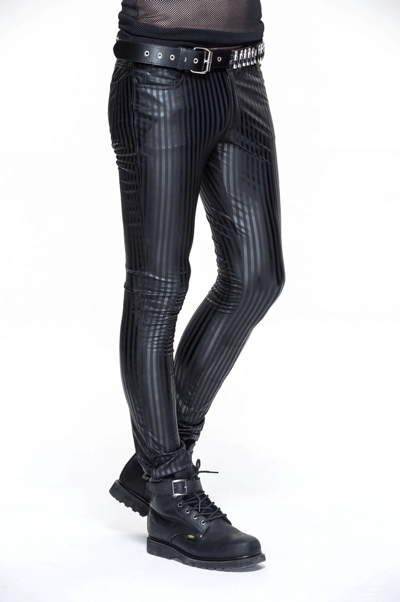 Schwarze Vertikalstreifen Gothic Lederhose Herren Frontseite Seitenansicht mit Nietenband Detail Alternative Styling