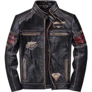 Schwarze echte Lederjacke im Gothic-Biker-Stil, Frontansicht mit Mandarinkragen, gestepptem Detail, bestickten Patches, roten Ärmelstreifen, Reißverschlusstasche und Kreuzmuster-Design