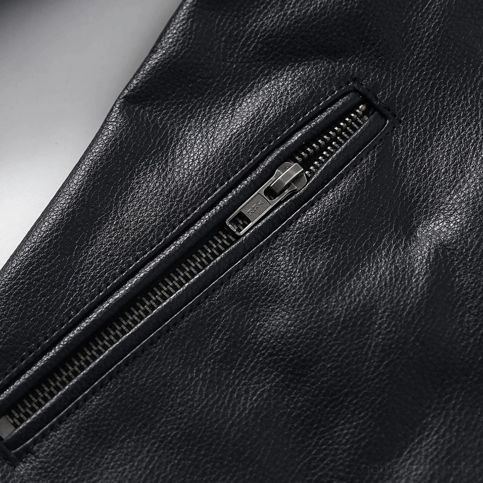 Vertikale Reißverschluss-Seitentasche mit Leder-Bindung an der schwarzen Herren-Bikerjacke Detail