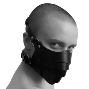 Schwarze geschichtete Gothic-Ledermaske getragen von männlichem Modell, Dreiviertelansicht von links mit sichtbaren Metallnieten, D-Ringen und verstellbaren Kopf- und Nackenriemen