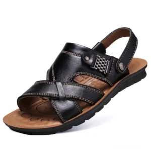 Schwarze Herren-Gothic-Ledersandalen mit Cross-Strap-Design und Metallschnalle, Seitenansicht des goth-inspirierten Schuhwerks