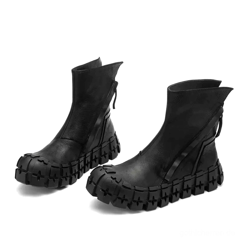 Tiefwinkel-Dreiviertelvorderansicht von schwarzen Gothic-Lederstiefeln mit Mattfinish und Heavy-Duty-Profil-Sohlen
