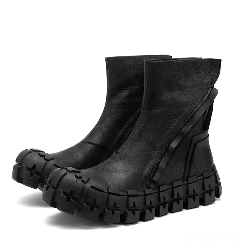 Schwarze echte Lederstiefel mit Seitenreißverschluss und schwerer Plateausohle in Dreiviertelvorderansicht mit strukturiertem Klumpenprofil