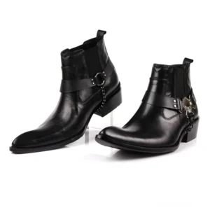 Schwarze Leder Gothic Stiefel mit Spitzschuh und silbernen Ketten- sowie Schnallen-Hardware, Seitenansicht detailliert